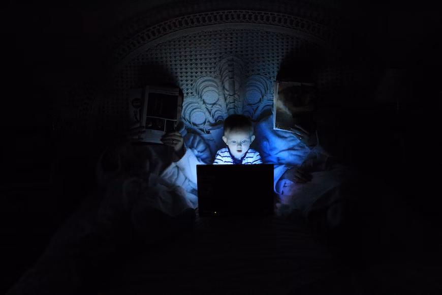 bambino con tablet.jpg